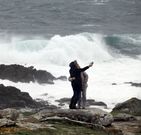 Dos personas se hacen un �selfie� en las rocas de Corrubedo. 