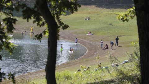 La estampa de este verano. Como se ve en esta foto de julio, mucha gente eligi este verano el embalse de Vilasouto como zona de bao