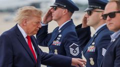 Donald Trump, subiendo al Air Force One para dirigirse a Tennessee desde Maryland