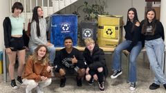 Estudiantes del IES Blanco Amor de Ourense con las papeleras recicladas que dise�aron y construyeron