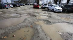 Sucesi�n de grandes baches en la parcela municipal de Esteiro conocida como 1008, utilizada especialmente por alumnos y personal del campus universitario.