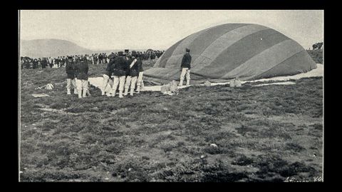 Ingenieros militares inflando el globo cautivo que se utiliz� para realizar observaciones a�reas durante las maniobras