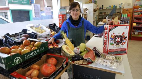 Conchi Padín, en su tienda A Ferrolana, que se llama así por el apodo familiar, que viene de su abuela, que era de Ferrol pero se casó en Combarro.