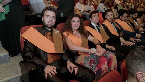 Juan Castro y Luc�a Gonz�lez, dos de los cinco estudiantes del doble grado de Ingenier�a Inform�tica y ADE que lograron su titulaci�n en el campus de Ourense.