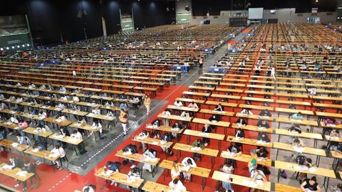 Imagen de archivo de un examen de oposicin a la Xunta en el recinto ferial de Silleda