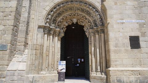 Catedral de Ourense. Fachada Sur, con la entrada por la Plaza del Trigo, una de las puertas romnicas ms bonitas de la seo ourensana.