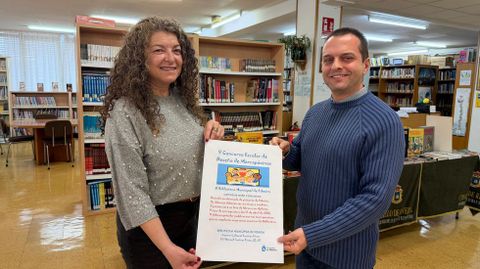 <span lang= gl >A concelleira Nucha Bri�n e o bibliotecario, Xo�n Fern�ndez, presentaron o certame</span>