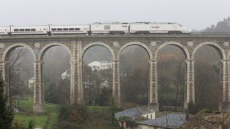 El Alvia saliendo este 18 de diciembre de Lugo por el histrico viaducto de A Chanca