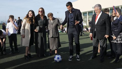Luis Figo visito el colegio Miraflores