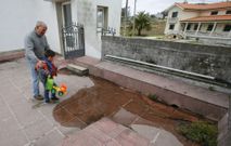 Las filtraciones de la terraza inundan las dependencias de las antiguas escuelas Agra Regueiro. 