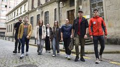 Jóvenes pontevedreses que acaban de conseguir plaza para entrar en las Fuerzas Armadas, delante de la subdelegación de Defensa de Pontevedra.