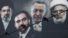Un cartel de la campa�a de Netanyahu acusando a el l�der supremo de Ir�n, el alcalde de Nueva York, el presidente de Turqu�a y el jefe de Hezbol� Naim Qassem 