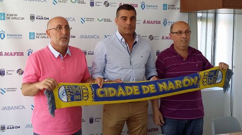 Tom�s Llao y Moncho Pad�n flanquean al nuevo entrenador del Cidade de Nar�n, �scar Vigo