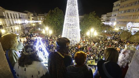 La Praza Maior estaba a rebosar para recibir a los Reyes Magos.