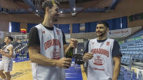 Leo Westermann, a la izquierda, y Sergi Quintela, con el cava de La Voz de Galicia, a la una y media de la tarde de este martes en Sar.
