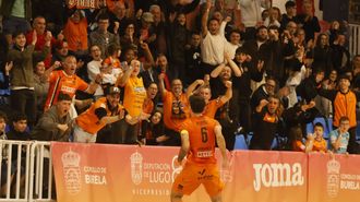 Pitero celebra su gol al M�stoles con la grada del Vista Alegre.