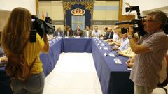 Adri�n Barb�n, con los alcaldes mineros