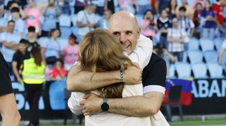 Fredi �lvarez, abrazando a la presidenta del Celta, Mari�n Mouri�o, tras el ascenso del Fortuna a Segunda.