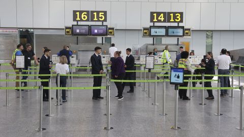Personal de las aerolíneas que operan en el aeropuerto de Santiago, durante la puesta a punto de los servicios en la víspera de la reanudación de la actividad tras cinco semanas de cierre por obras.