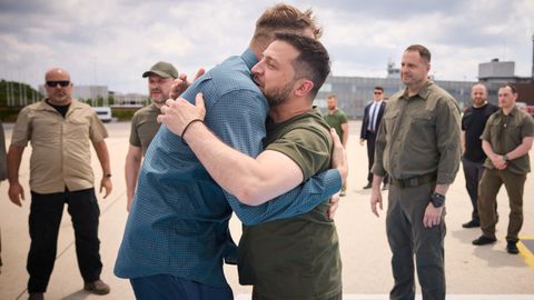 Zelenski abraza a uno de los combatientes que defendieron la ciudad de Mari�pol durante el asedio ruso
