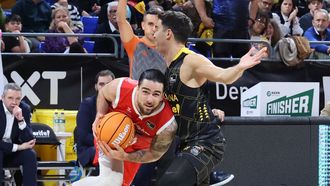 Francis Alonso sufre la falta personal de Jaime Fern&aacute;ndez en una penetraci&oacute;n.