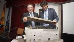Imagen de archivo de Isaac Maceiras en su �poca de alcalde de A Pobra, en un acto con Diego Calvo.