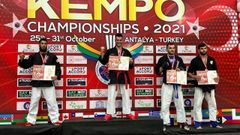 Juan Parada celebra su medalla de oro en el podio