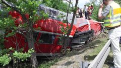 Los servicios de emergencia tratan de rescatar a los pasajeros atrapados en el tren