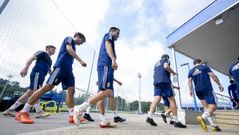 Los jugadores del Real Oviedo retir�ndose tras el entrenamiento