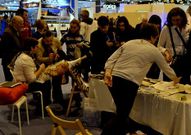 El encaje de Camari�as atrae a numerosos visitantes.