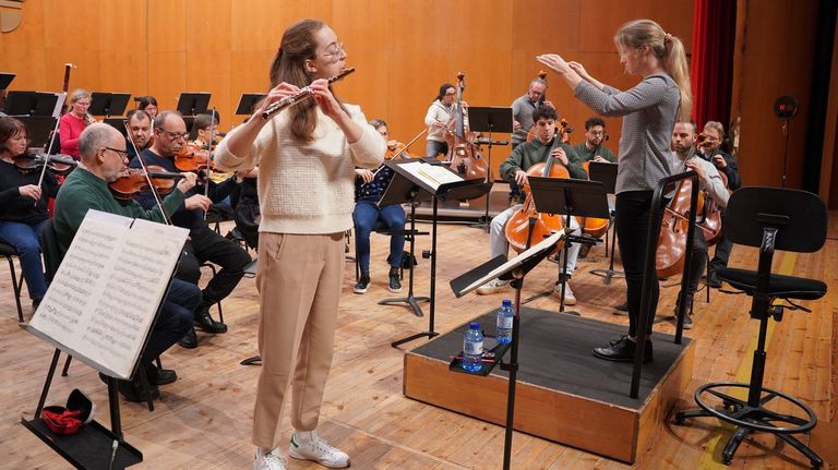 La flautista Silvia Rozas Ramallal, este mi�rcoles en el ensayo con la orquesta