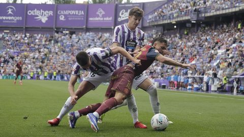 Yeremay intenta zafarse de dos rivales en el partido del ascenso.