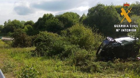 El coche volcado en las inmediaciones de Oviedo