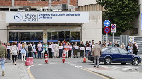 Protesta convocada por SOS Sanidade P�blica a las puertas del CHUO.