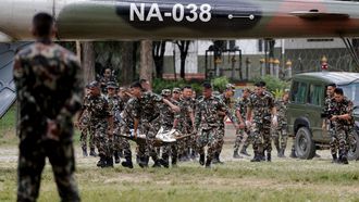 Miembros de la armada de Nepal llevan a un superviviente a lugar seguro tras la riada