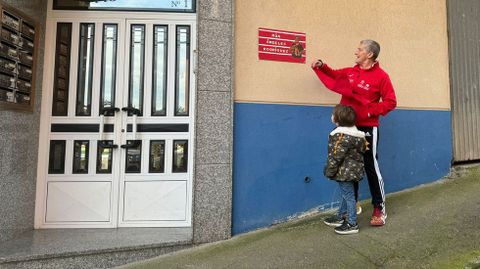 ngeles Rodrguez, ante la placa simblica colocada en Ordes dentro de un programa del colegio Campomaior