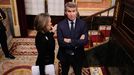 La diputada del PP, Cuca Gamarra y el presidente del PP, Alberto N��ez Feijoo, durante una sesi�n plenaria extraordinaria en el Congreso.