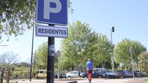 Seal de aparcamiento reservado para residentes entre el 1 de julio y el 31 de agosto