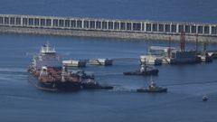 Remolcadores en la maniobra de atraque de un petrolero en Langosteira, el puerto exterior de A Coru�a, l�der en Galicia por tr�fico de mercanc�as (foto de archivo)