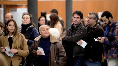Cola para votar en las mesas de la Escola Industrial de Barcelona