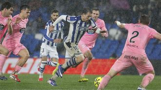 Mikel Oyarzabal (c), de la Real Sociedad, entre varios jugadores del Celta
