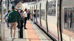 Imagen de archivo de un tren parado en uno de los andenes de la estaci�n de ferrocarril de Vilagarc�a de Arousa.