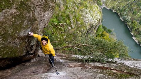 El escalador Mauro Gonz�lez en unas rocas situadas en el municipio lucense de Pant�n, entre Pombeiro y Sancosmede, con el r�o Sil al fondo