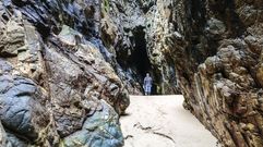 Interior de la Furna das Grallas, cerca de la playa de San Miro (Malpica)