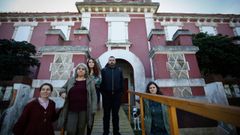 Miembros de Proxecto C�rcere, este jueves, frente al edificio, al que ya no pueden entrar despu�s de haberlo abierto al p�blico en agosto del a�o pasado y diciembre, cuando el Ayuntamiento les comunic� que no renovar�a el convenio con Interior