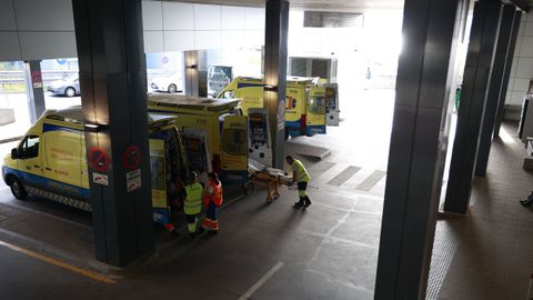 Ambulancias en la entrada de Urgencias del Chuac