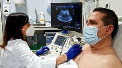 La neum�logo Cristina Ramos le hace una elastograf�a al paciente Sergio Gonz�lez