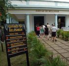 Edificio de acceso a las cuevas y vi�etas de J. Riob� con Santos descubriendo las cuevas para el turismo