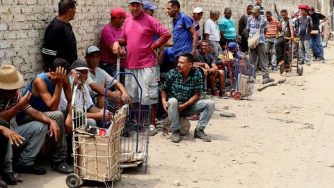 Ciudadanos venezolanos cruzan a diario la frontera entre su pas y Colombia para recibir una racin de comida en el comedor Divina Providencia de Cculta 