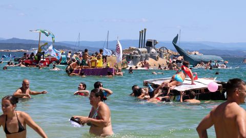 Festa da Dorna: Rejata de Embarcasi�ns feitas a machada e pan de millo na playa de Coroso
